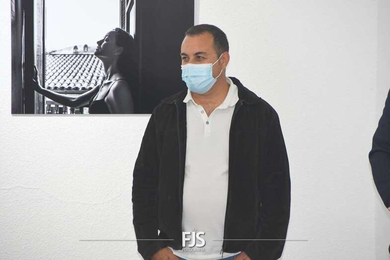 Darío Rocha delante de una de sus obras/Francisco Javier Santana.